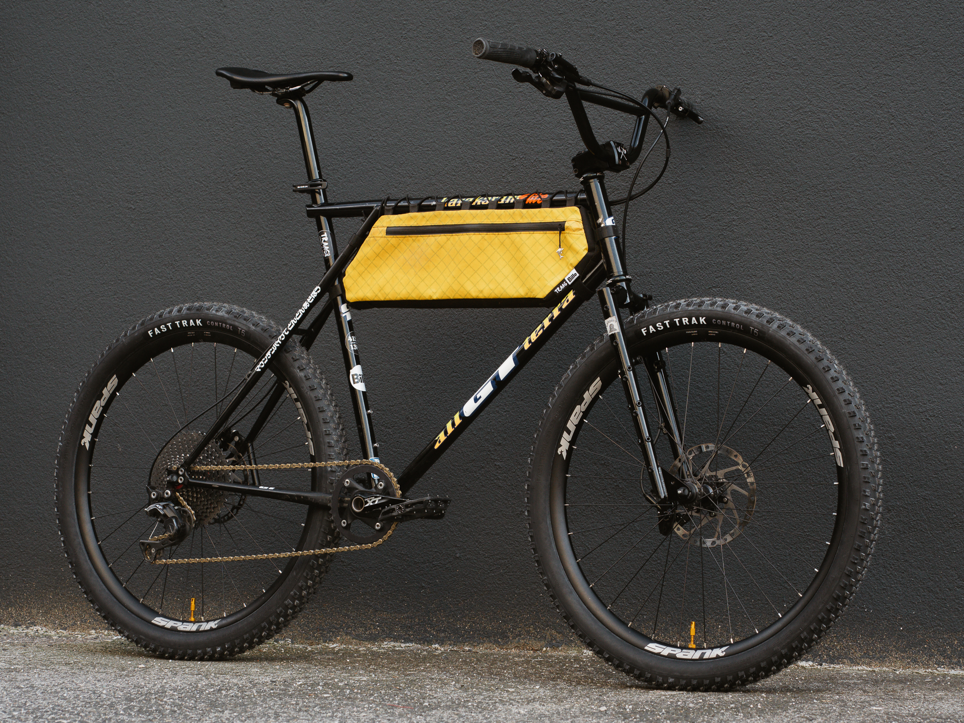 90s GT Mountainbike with custom framebag by billo bikes and traag bags